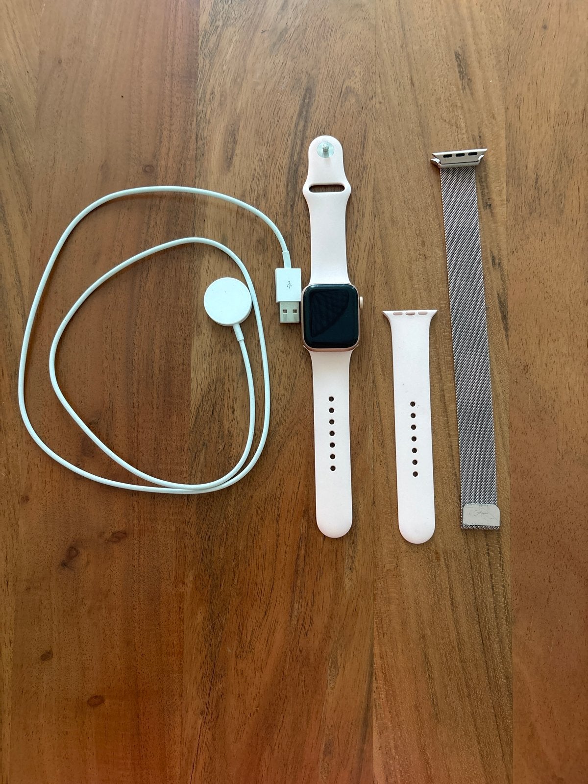 Apple Watch Series 4 (Roze) met extra bandje, Sieraden, Tassen en Uiterlijk, Smartwatches, Afstand, IOS, Ophalen of Verzenden