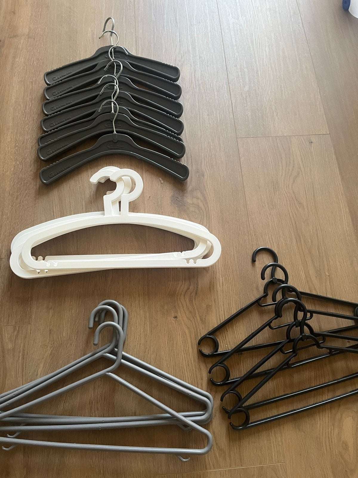 Diverse plastic kledinghangers, o.a. G-star, Ophalen, Gebruikt, Kunststof, Volwassenen