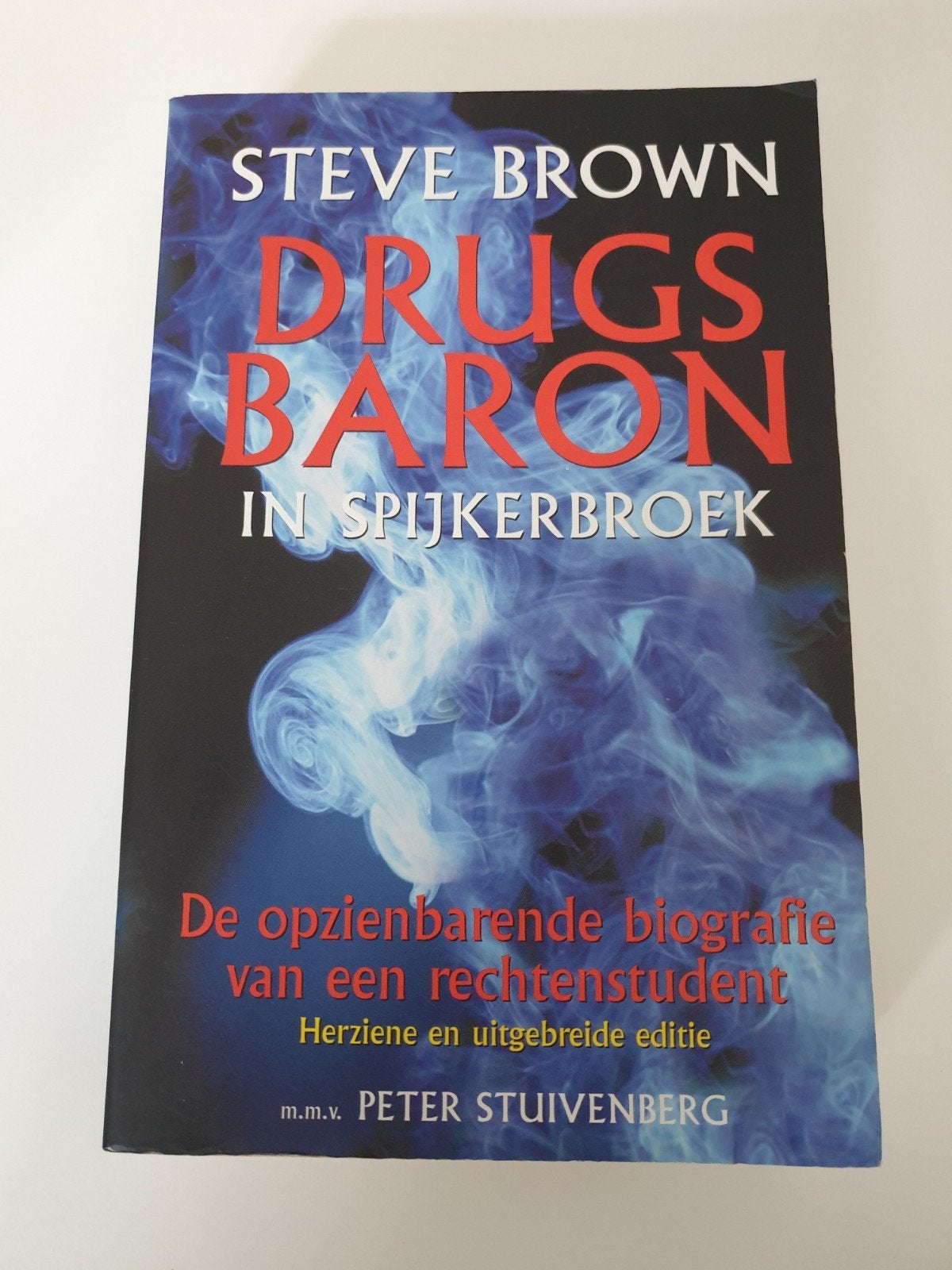 Drugsbaron in Spijkerbroek - Steve Brown, Boeken, Ophalen of Verzenden, Gelezen
