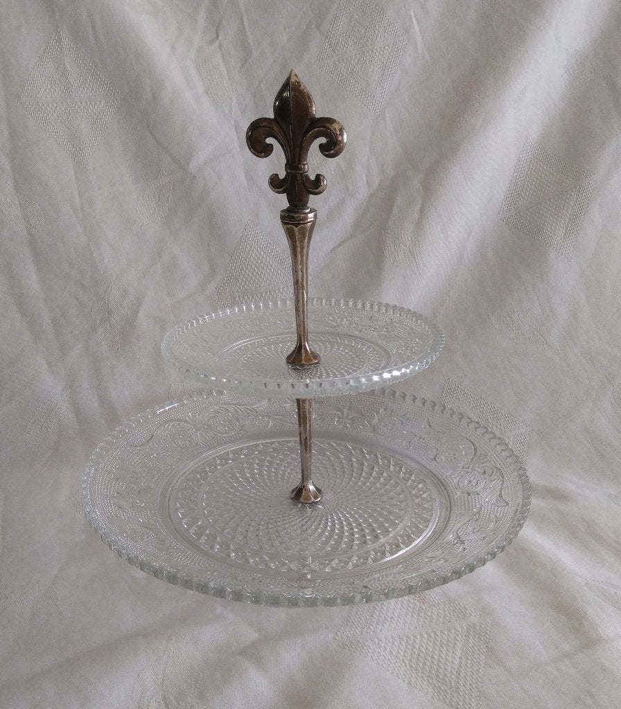 étagère ca 25 cm hoog, met verzilverde 'stam' en 2 plateaus, Ophalen of Verzenden