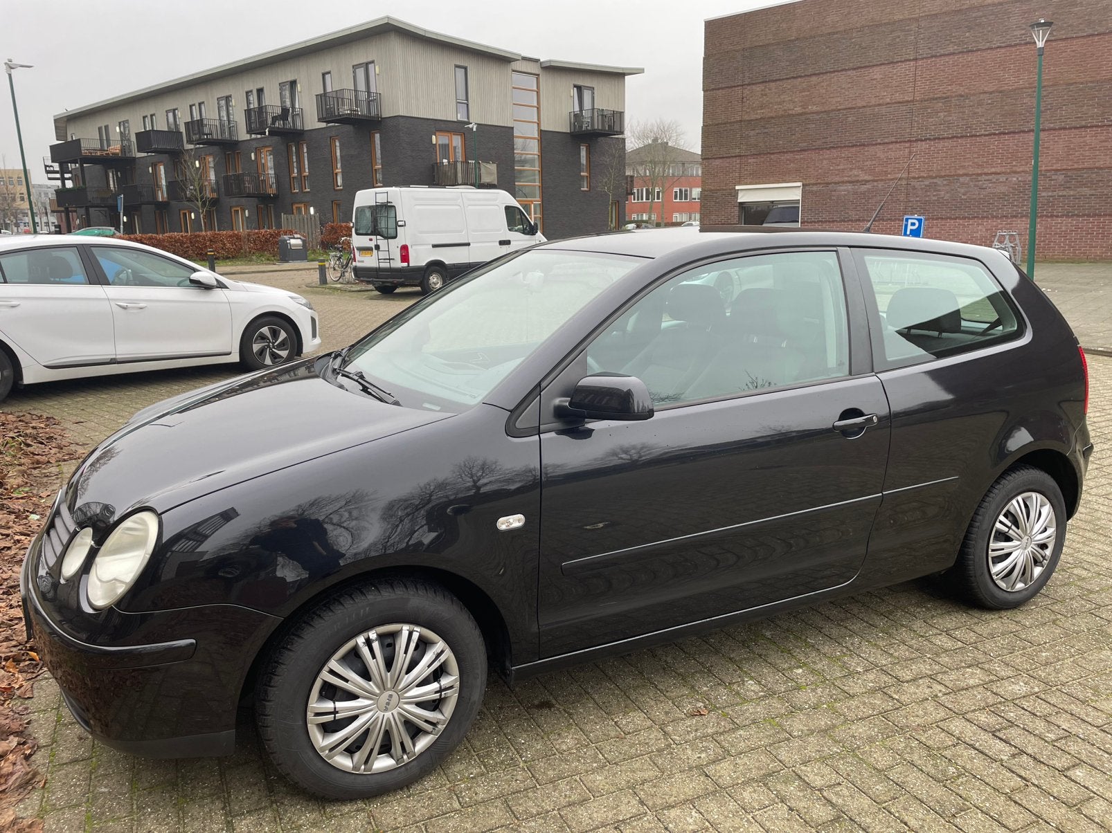 Volkswagen Polo 1.4 55KW AUT 2004 Zwart, Auto's, Volkswagen, Stof, Zwart, Origineel Nederlands, Grijs