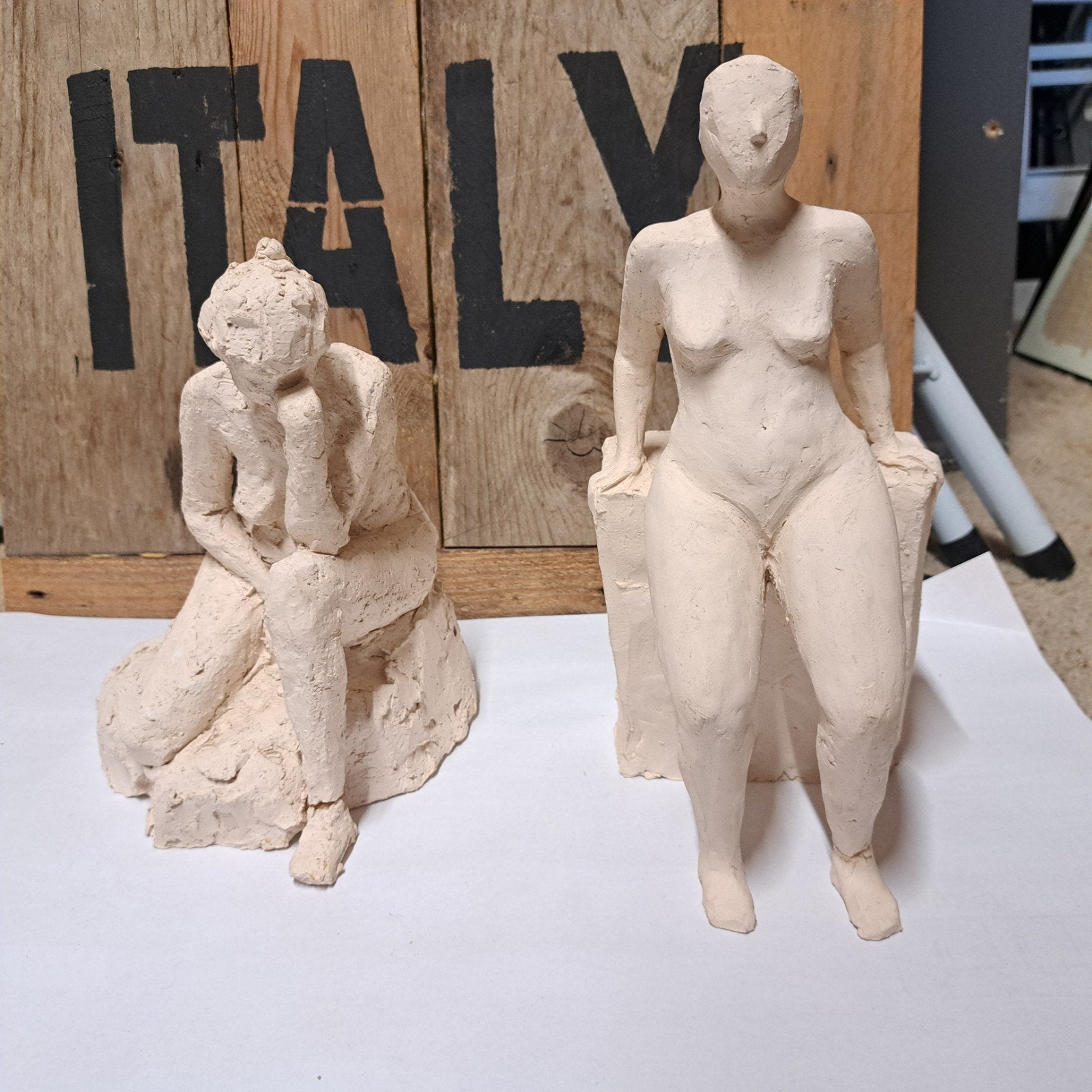Twee handgemaakte beelden van klei - Vrouwelijke figuren, Ophalen of Verzenden, Handgemaakt, 20 - 50 cm, Steen of Keramiek