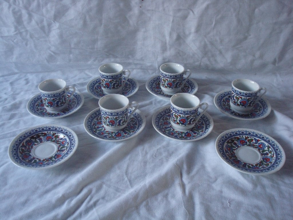 6 KLEINE TURKSE KOPJES MET SCHOTELTJES PORSELEIN., Nieuw, Ophalen of Verzenden, Overige stijlen, Kop(pen) en/of Schotel(s)