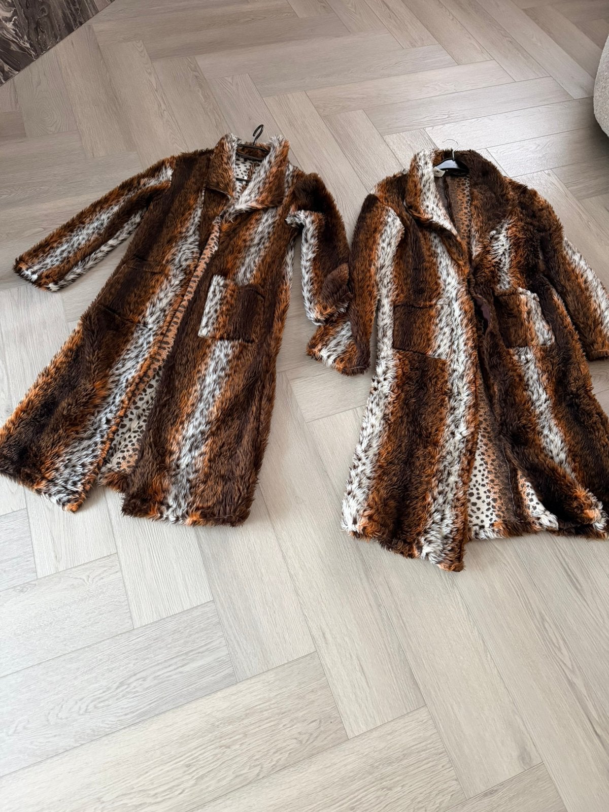 Carnaval lange luipaardjassen 2 stuks, Ophalen of Verzenden, Zo goed als nieuw, Maat 52/54 (L)