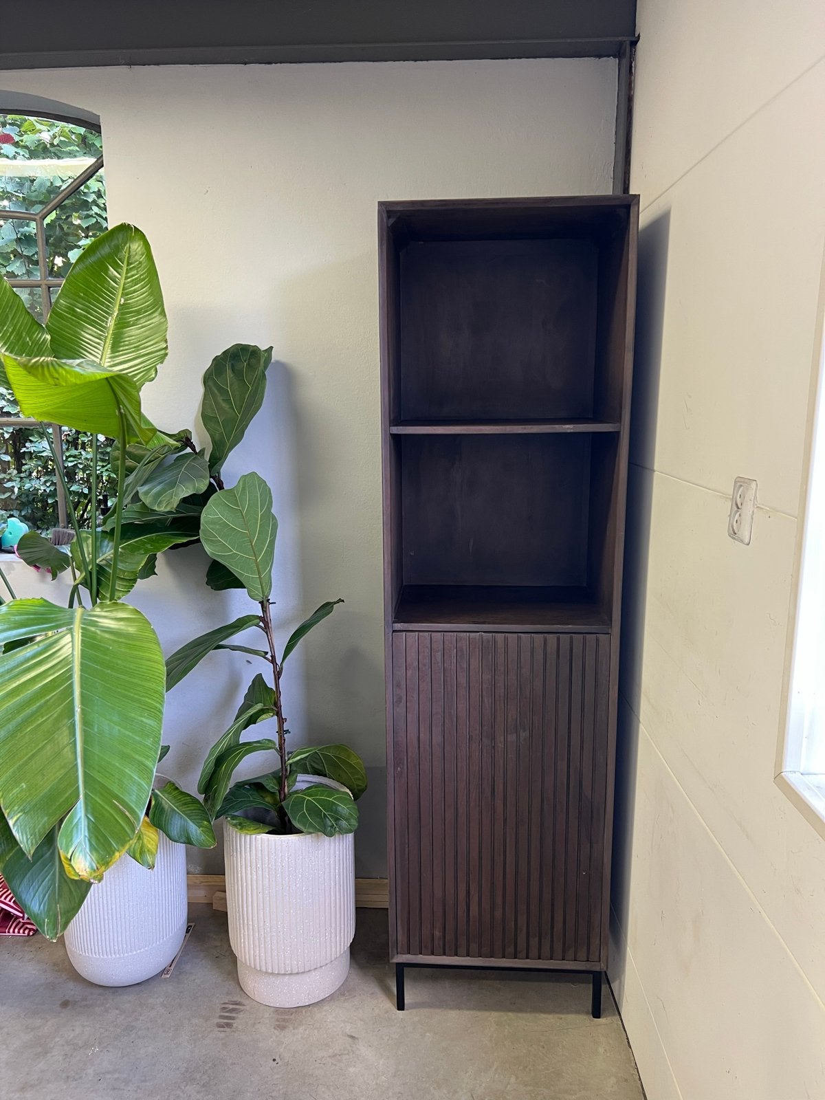 Stijlvolle walnoot houten kast met open vakken en deurtje, Ophalen, Minder dan 50 cm, Zo goed als nieuw, 150 tot 200 cm