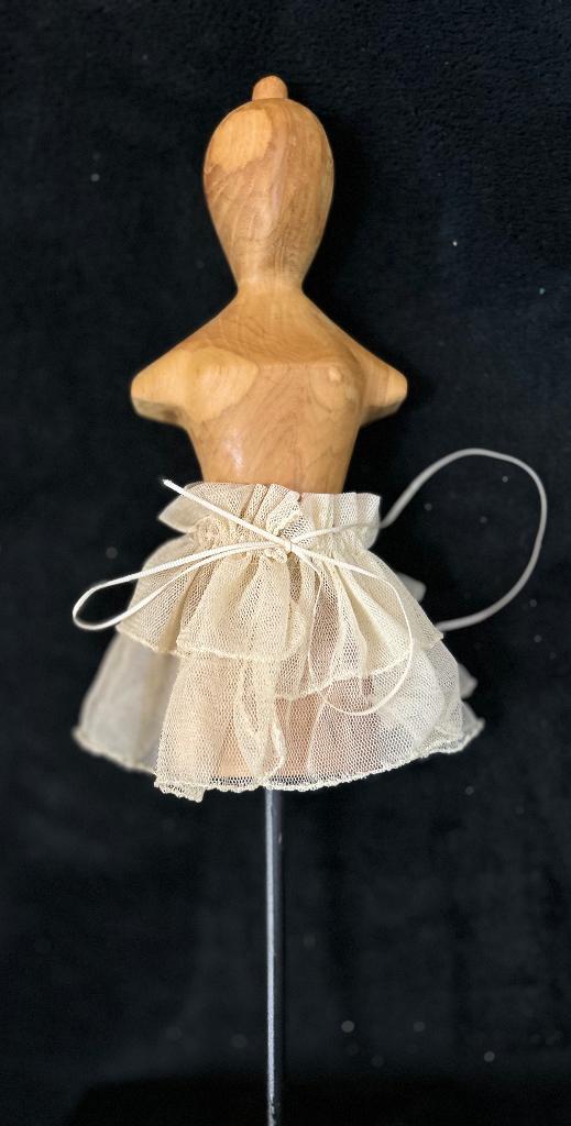 Houten vrouwen paspopje beeld, op voet, met 2 laags rok, Ophalen of Verzenden