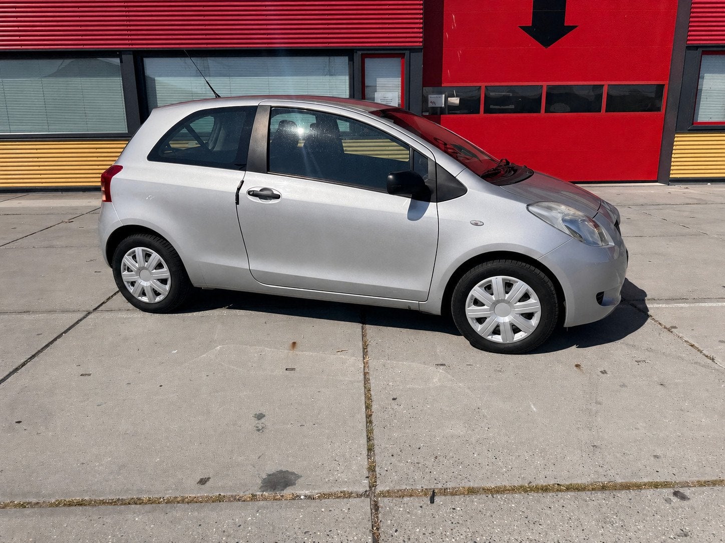Toyota Yaris 1.3 VVT-i – Slechts 66.000 km – Eerste eige, Auto's, Toyota, 4 cilinders, Origineel Nederlands, Bedrijf, 985 kg