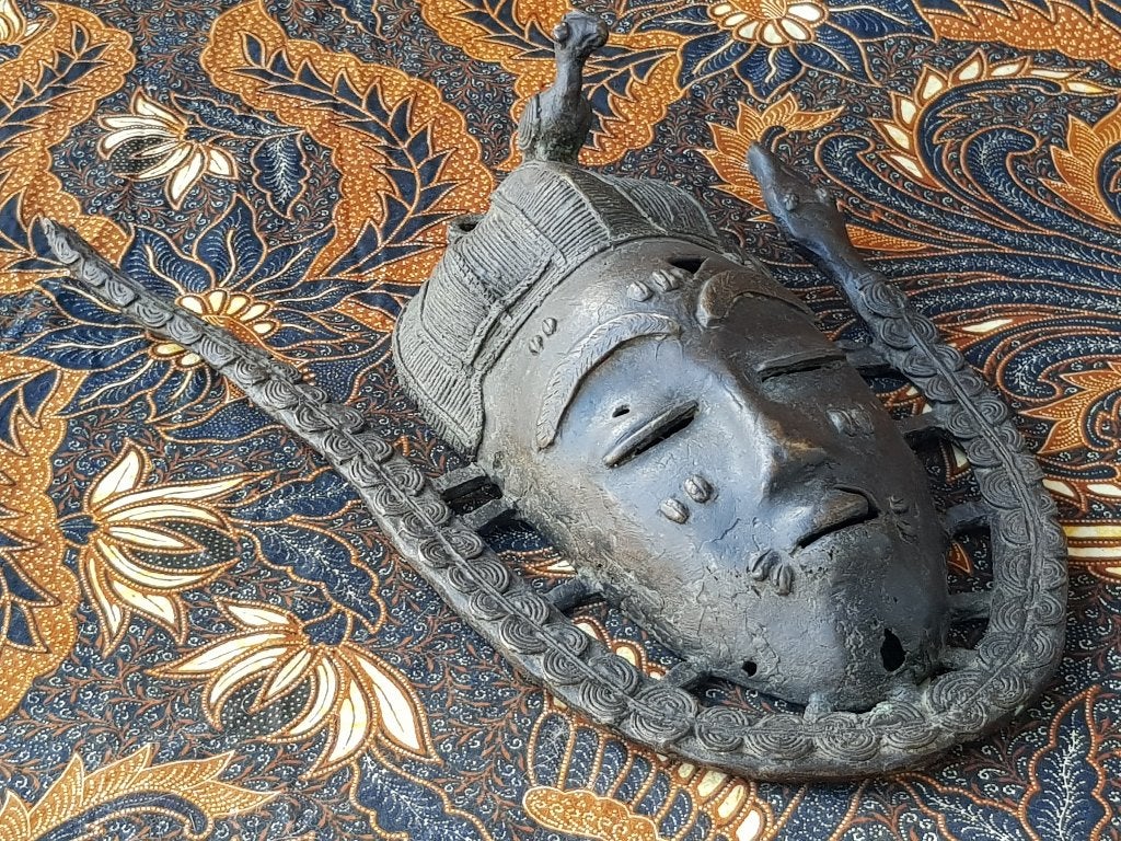 Prachtig origineel antiek masker uit Afrika van Benin brons., Antiek en Kunst, Afrika, Masker, Ophalen of Verzenden, Brons