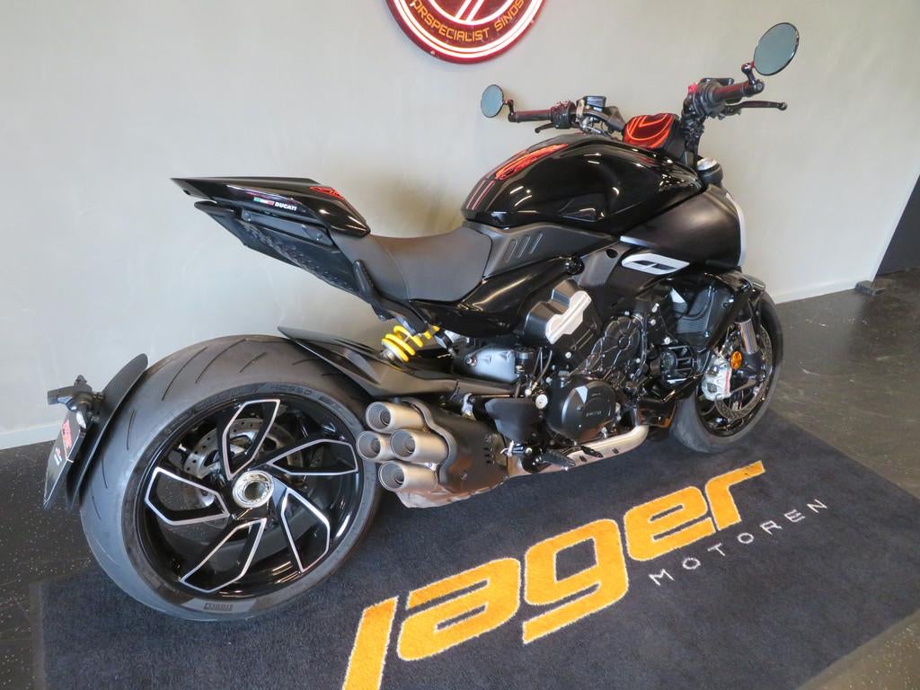 Ducati DIAVEL V4 BLACK EDITION! PERFECT (bj 2024), Motoren, Motoren | Ducati, Bedrijf, 1158 cc, Naked bike