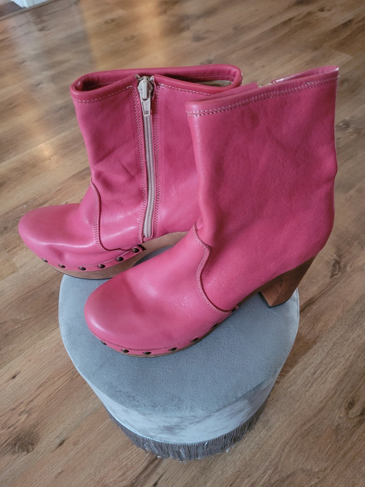 Roze leren enkellaarzen met houten hak in maat 39, Ophalen of Verzenden, Zo goed als nieuw, Roze, Lage of Enkellaarzen