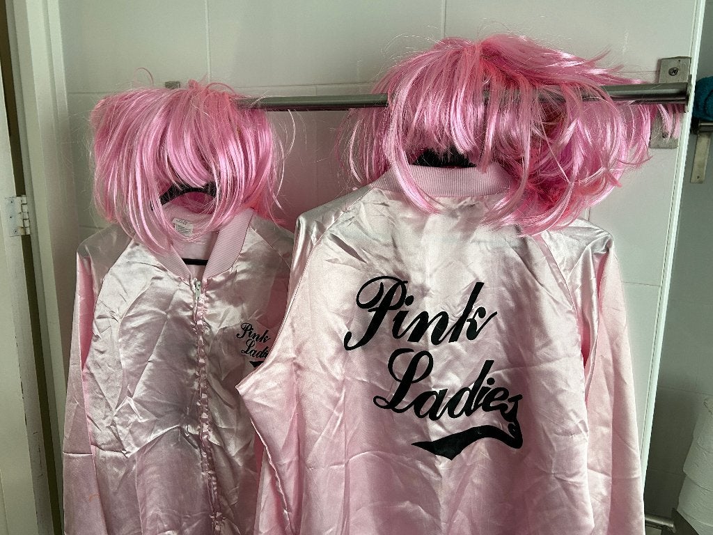 2 Pink Lady setjes, Kleding | Dames, Carnaval, Maat 42/44 (L), Ophalen of Verzenden, Onbekend