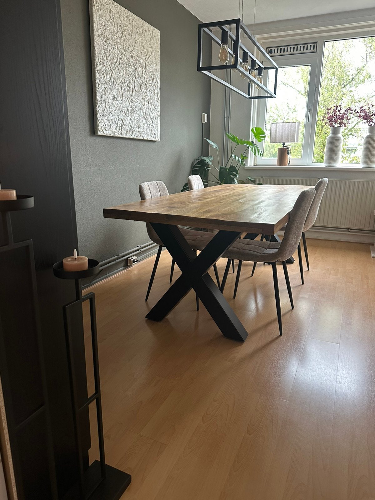 Foto 2 van Moderne Beige eetkamerstoelen