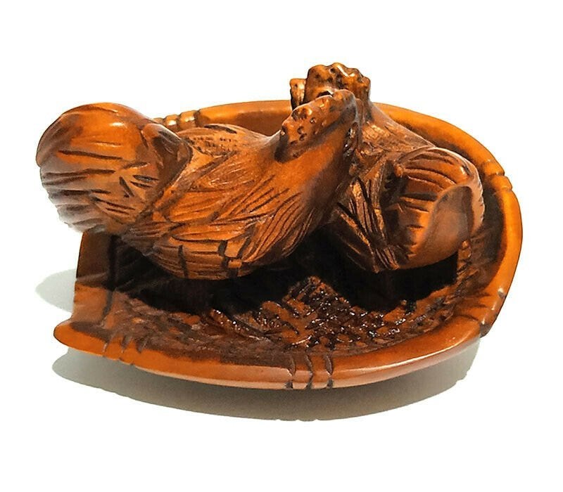 Houten Netsuke van een haan met hen in een korf Japan, Antiek en Kunst, Kunst | Niet-Westerse kunst, Hout, Bruin, Ophalen of Verzenden