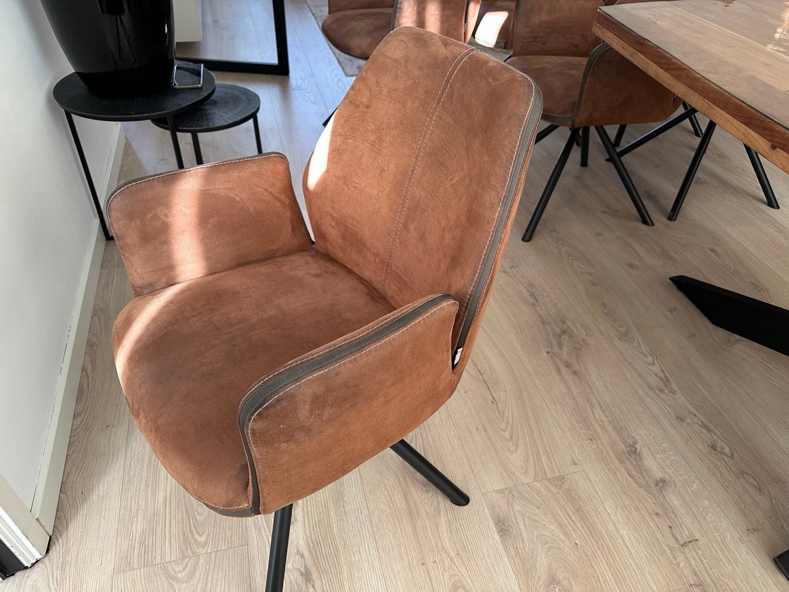 Moderne bruine eetkamerstoelen met armleuningen, Ophalen, Gebruikt, Bruin, Stof