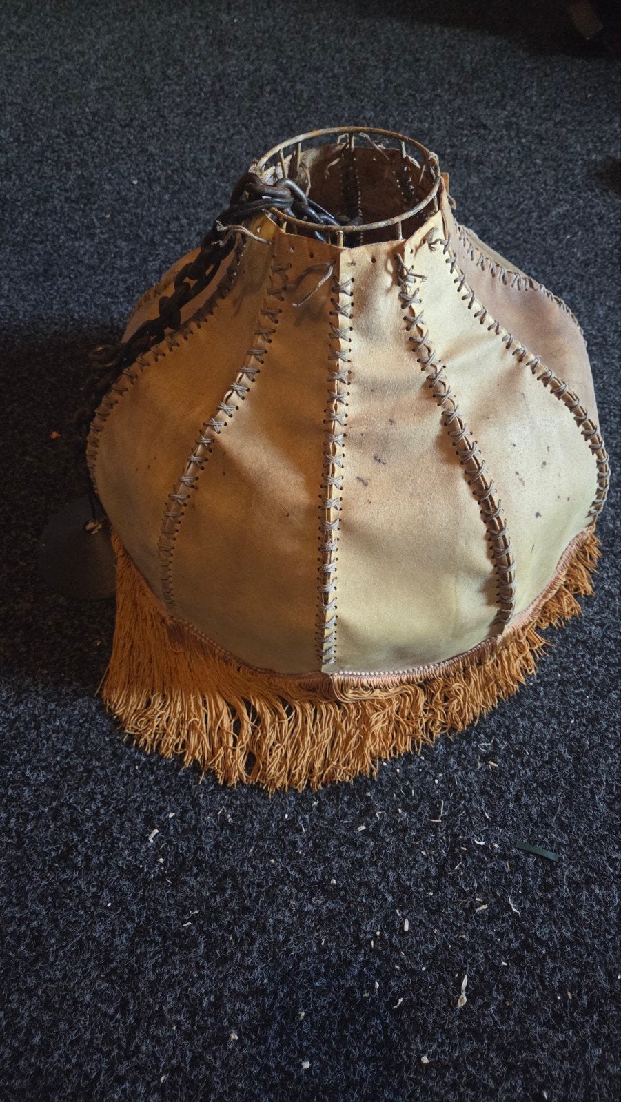 Antieke lampenkap van leer met franjes, Ophalen