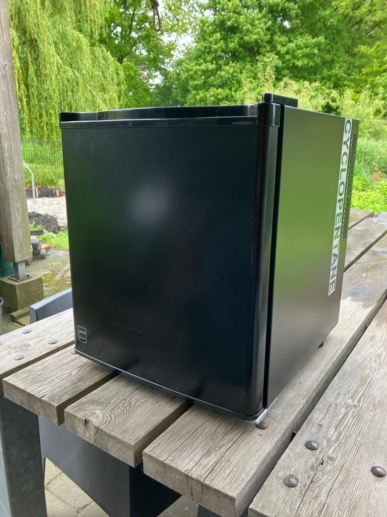 Compacte Metro Minibar GMB1045B - Zwart, Ophalen, Zonder vriesvak, Energieklasse A of zuiniger, Minder dan 45 cm