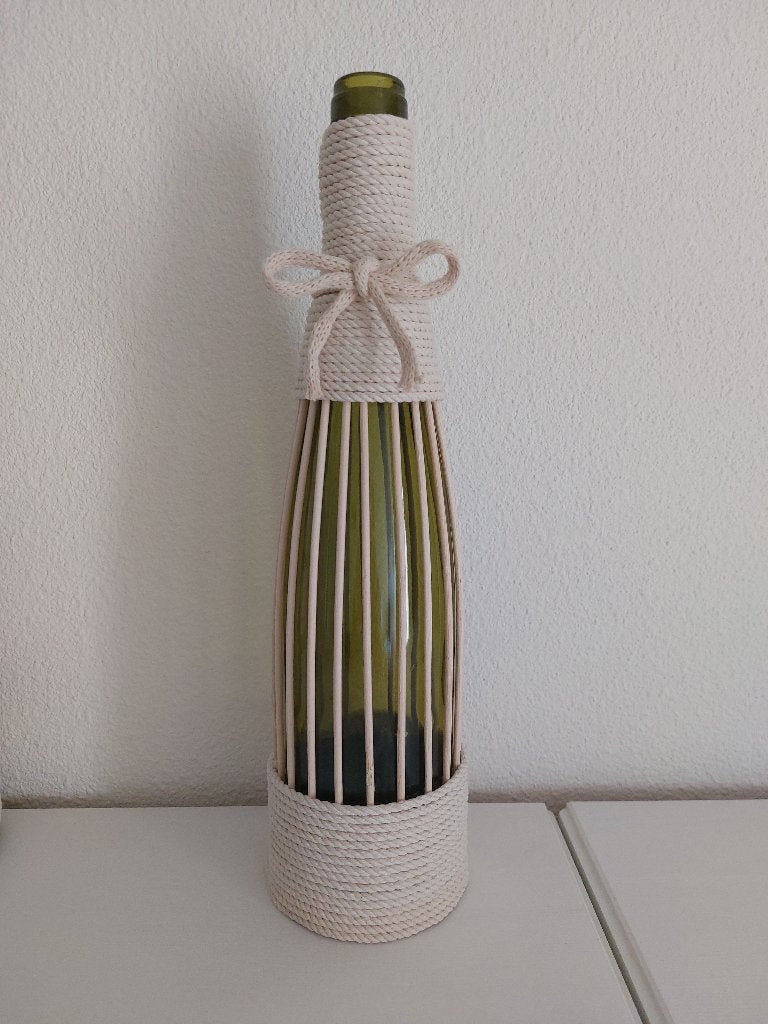 Fles gedecoreerd met houtjes en draad, Ophalen, Geschikt voor droogbloemen, Beige