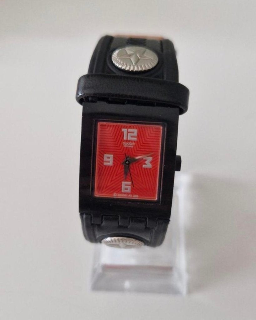 007 Villian collectie bij Swatch Xenia Onatopp horloge, Kunststof, Leer, Verzenden, Polshorloge