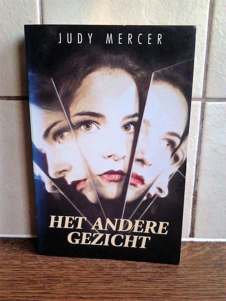 Het andere gezicht. Judy Merc, Ophalen of Verzenden, Gelezen