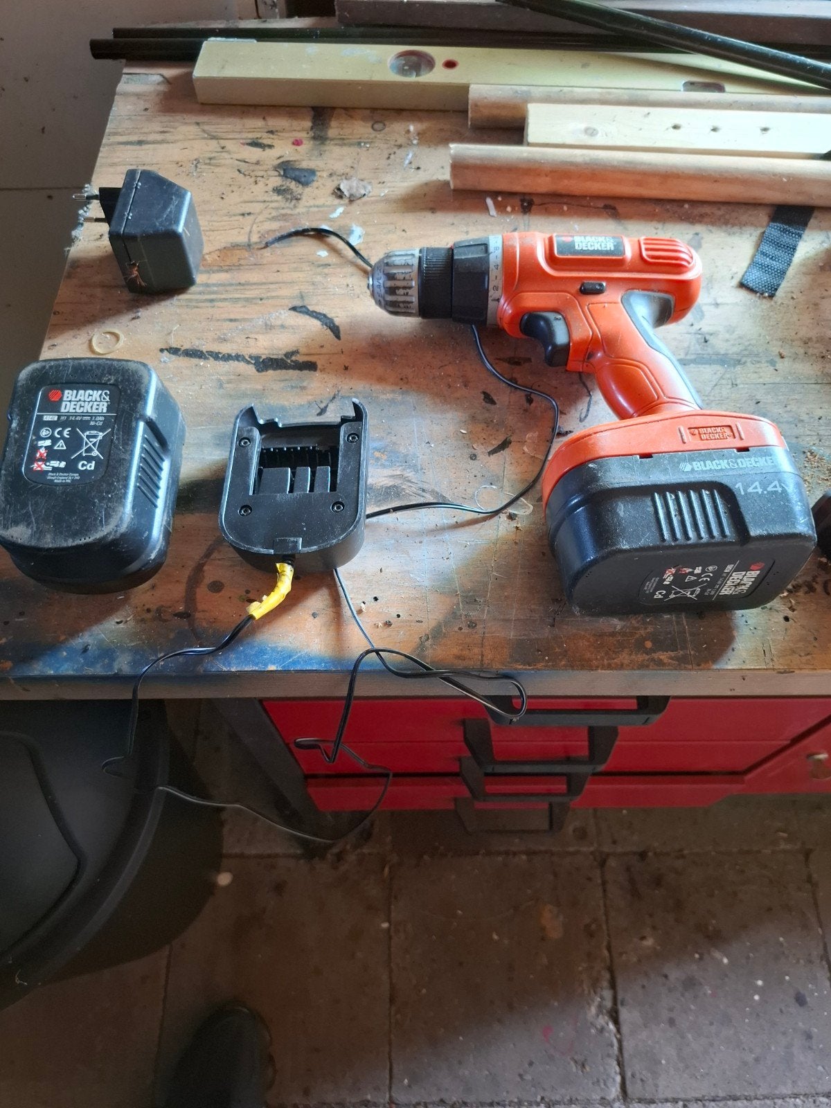 Black & Decker Boor- en Schroefmachine met Accu en Lader, Ophalen, Gebruikt, Variabele snelheid, Boor- en Schroefmachine