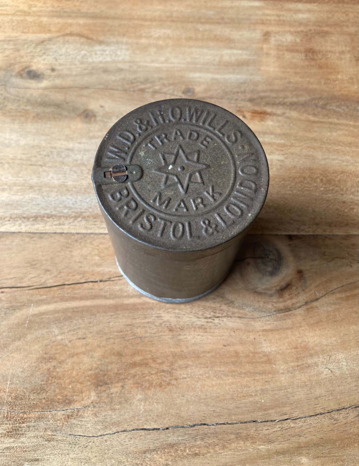 WW2 W.D. & H.O. Wills cigarette can, Verzamelen, Ophalen of Verzenden, Engeland, Hulzen of Bodemvondsten