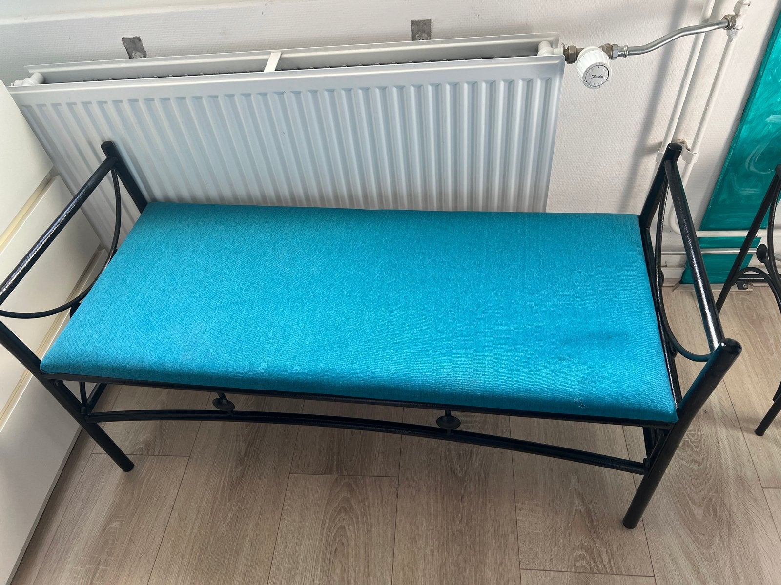 Zwart metalen bankje met turquoise kussen, Ophalen, Gebruikt, Zwart, Metaal