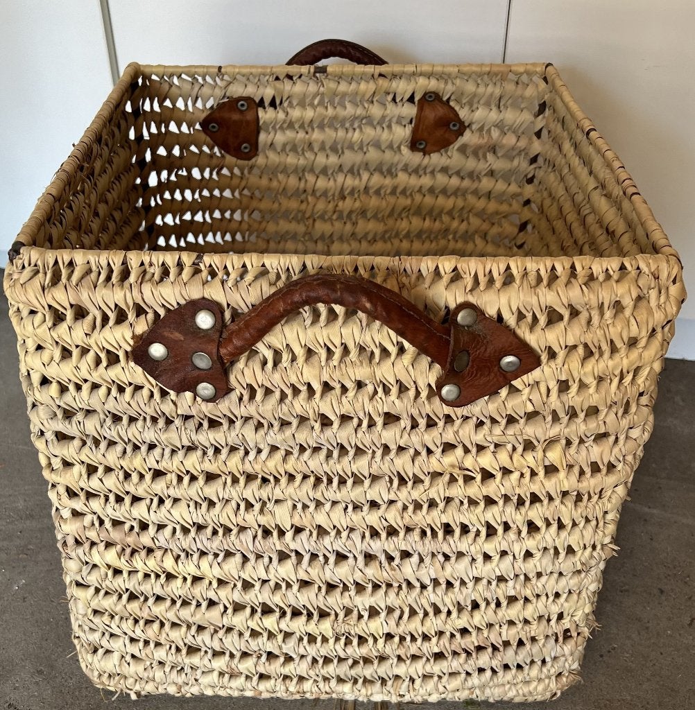 Rieten mand met lederen grepen., Antiek en Kunst, Curiosa en Brocante, Ophalen
