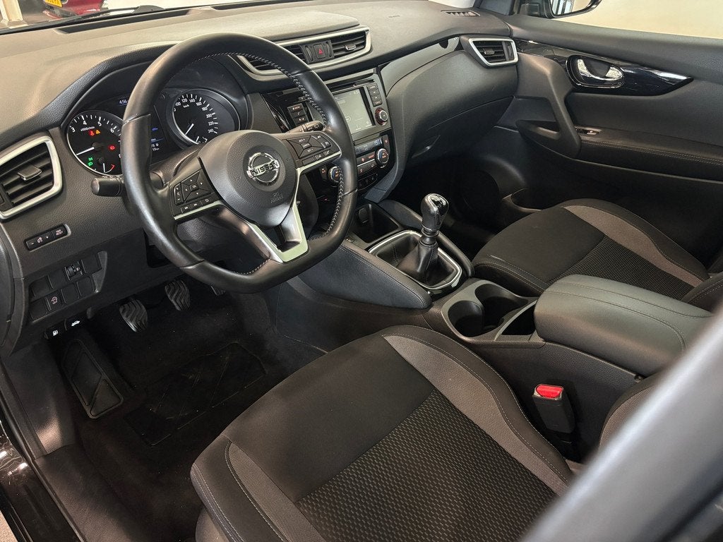 Nissan Qashqai 1.3 DIG-T Acenta Carplay|Trekhaak|Camera|Pano, Voorwielaandrijving, Gebruikt, 4 cilinders, Zwart