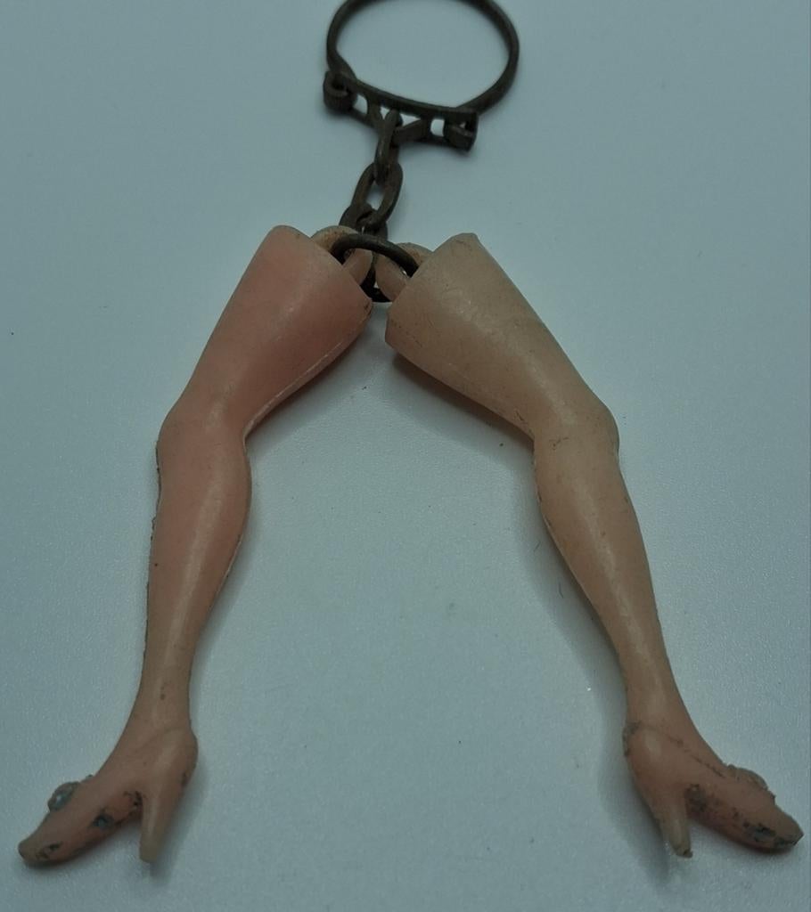Vintage sleutelhanger met benen, Ophalen of Verzenden, Gebruikt