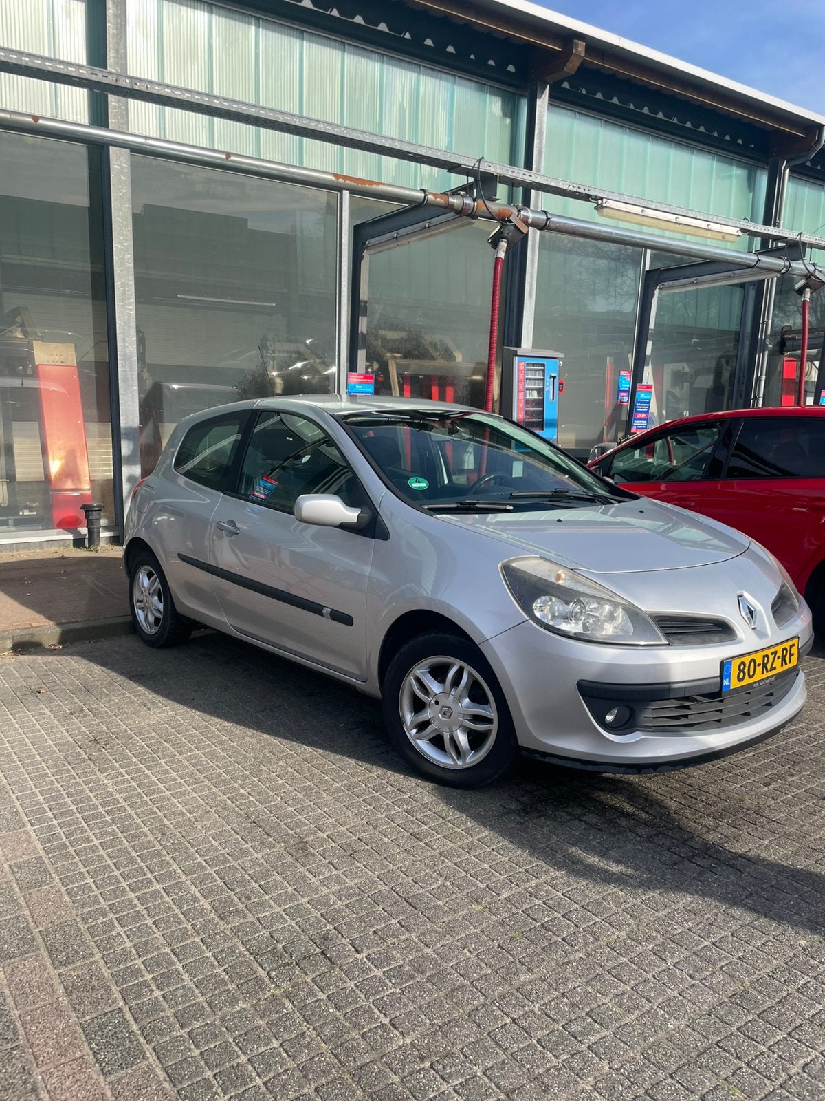 Renault Clio 1.2 16V 75 pk 3D 2005 Grijs, Auto's, Voorwielaandrijving, 535 kg, 74 pk, 4 cilinders