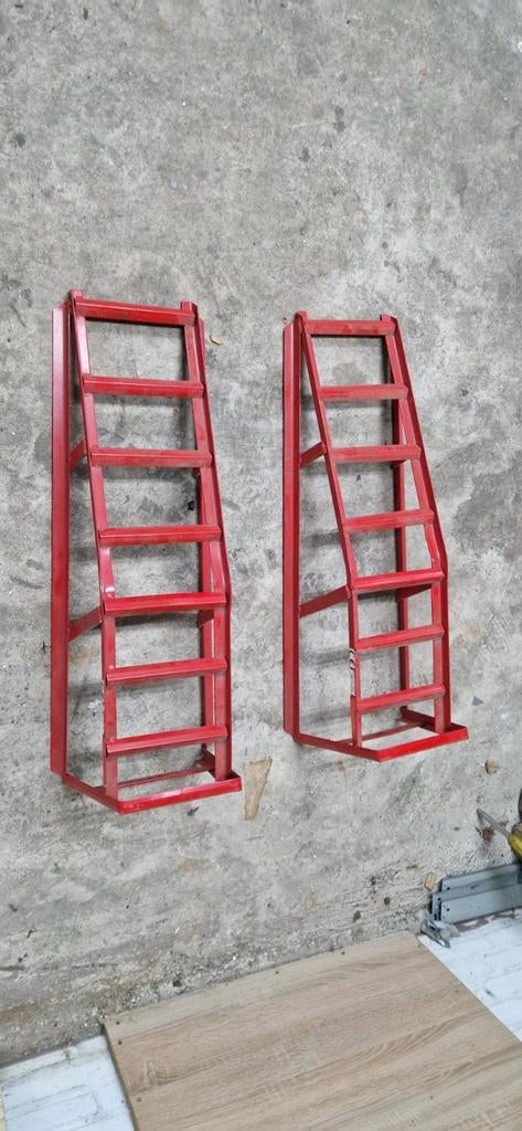 2x Rode metalen trappen/ladders - Stevig en compact, Doe-het-zelf en Verbouw, Ladders en Trappen, Ophalen of Verzenden, Gebruikt