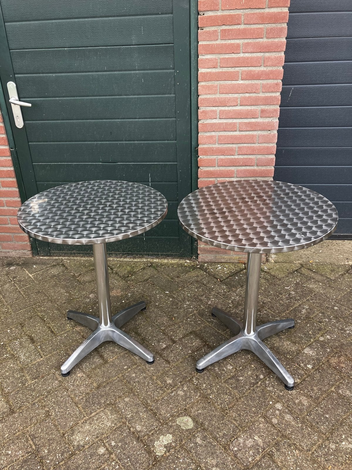 2 nette rvs ronde bistrotafels,, Ophalen, Metaal of Aluminium, Rond, 55 tot 75 cm