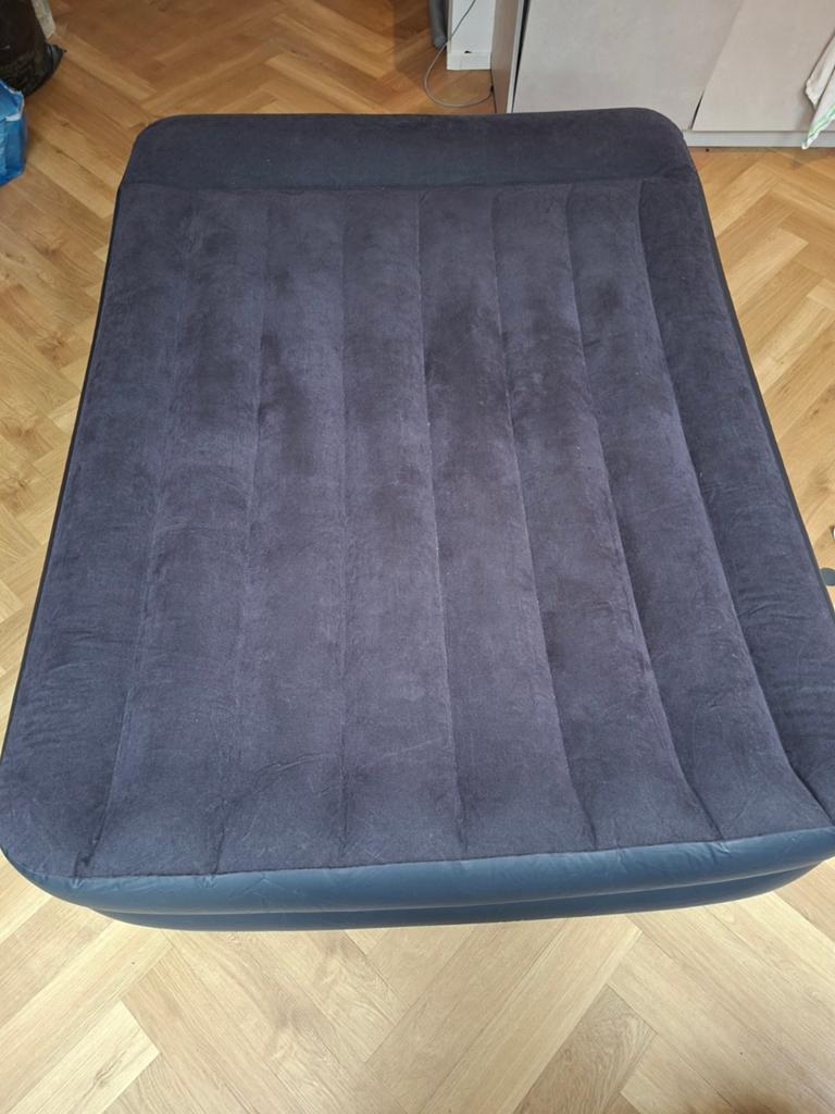 Intex Luchtbed met Ingebouwde Pomp - 2-persoons, Ophalen, Ingebouwde pomp, Zo goed als nieuw, 2-persoons