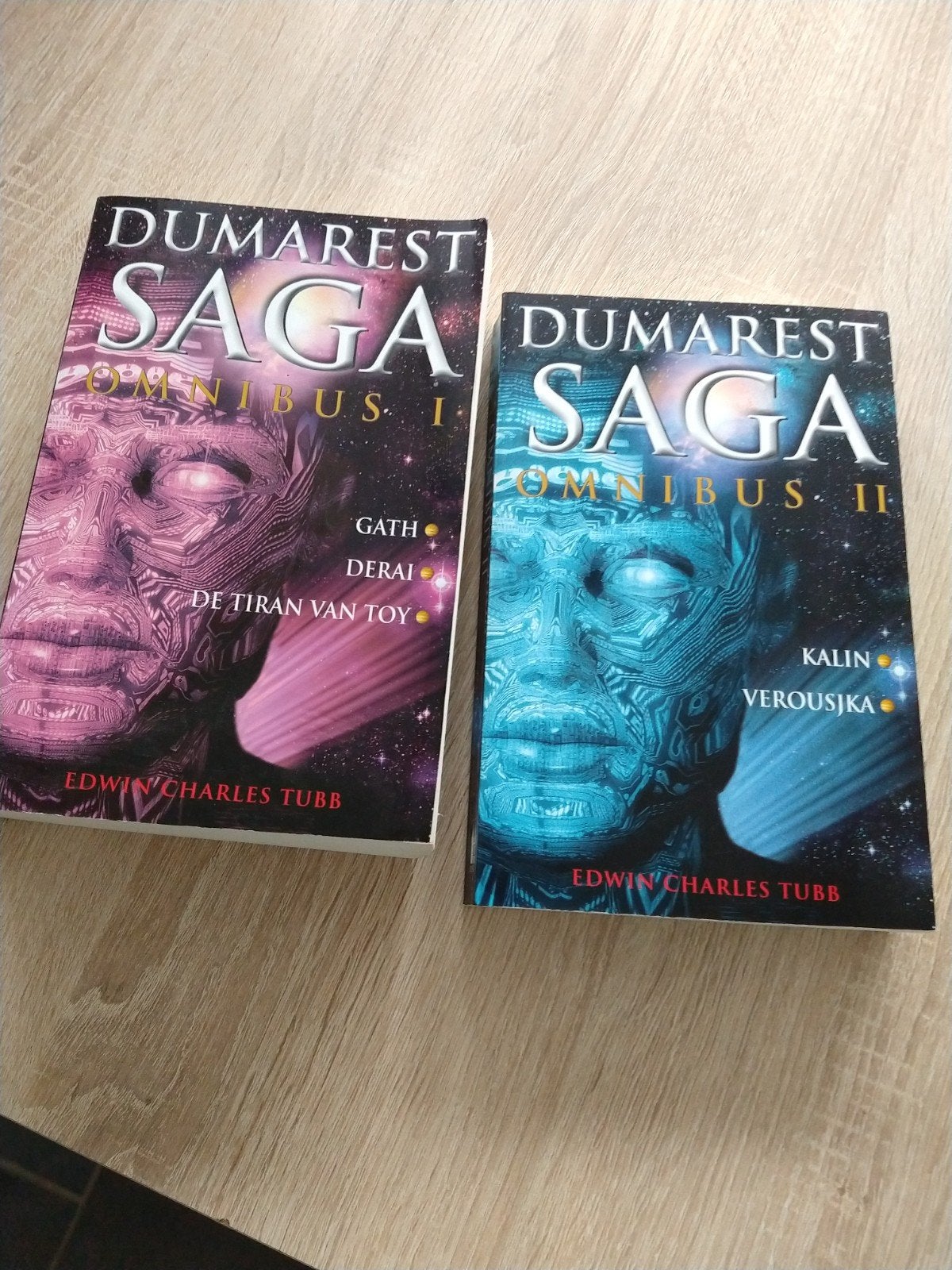 twee Saga boeken., Ophalen of Verzenden, Zo goed als nieuw