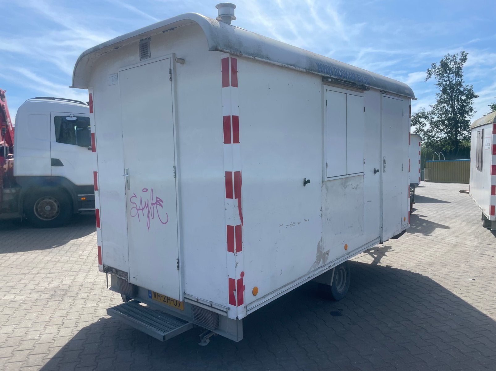 Polyester snelverkeer schaftwagen met berging, Ophalen