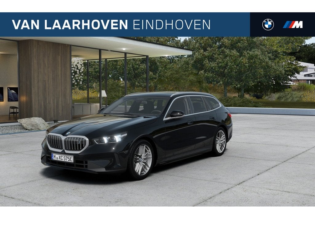 BMW i5 Touring eDrive40 M Sport / Panoramadak / Trekhaak / B, Auto's, BMW, Automaat, Achterwielaandrijving, Zwart, Zwart