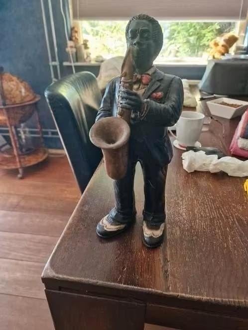 Beeld donkere man met saxofoon 34 cm, Verzamelen, Beelden en Beeldjes, Ophalen of Verzenden