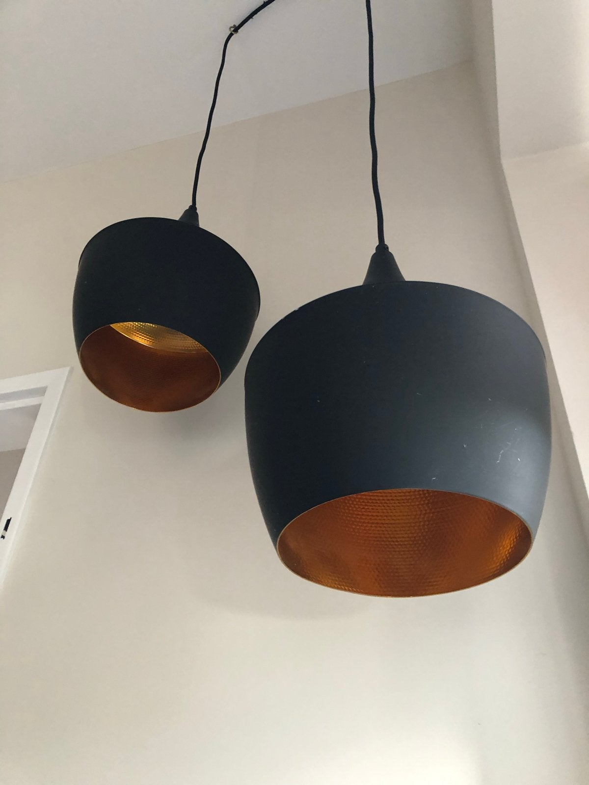 Set van 2 zwarte hanglampen met koperen binnenkant, Ophalen, Gebruikt, Metaal, E27 (groot)