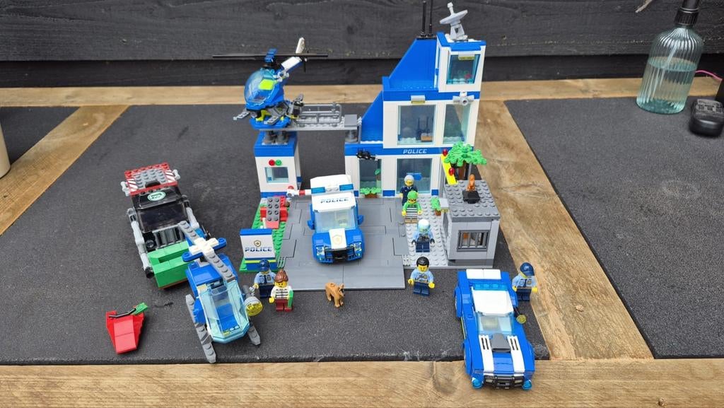 Drie lego City politie sets inclusief politiebureau, Kinderen en Baby's, Speelgoed | Duplo en Lego, Ophalen of Verzenden, Gebruikt