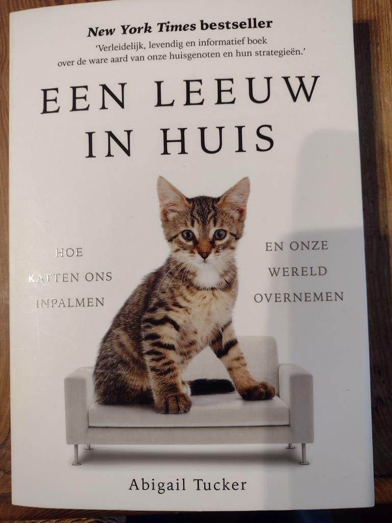 een leeuw in huis / Tucker / 9789021566467 / katten, Ophalen, Abigail Tucker, Zo goed als nieuw, Katten