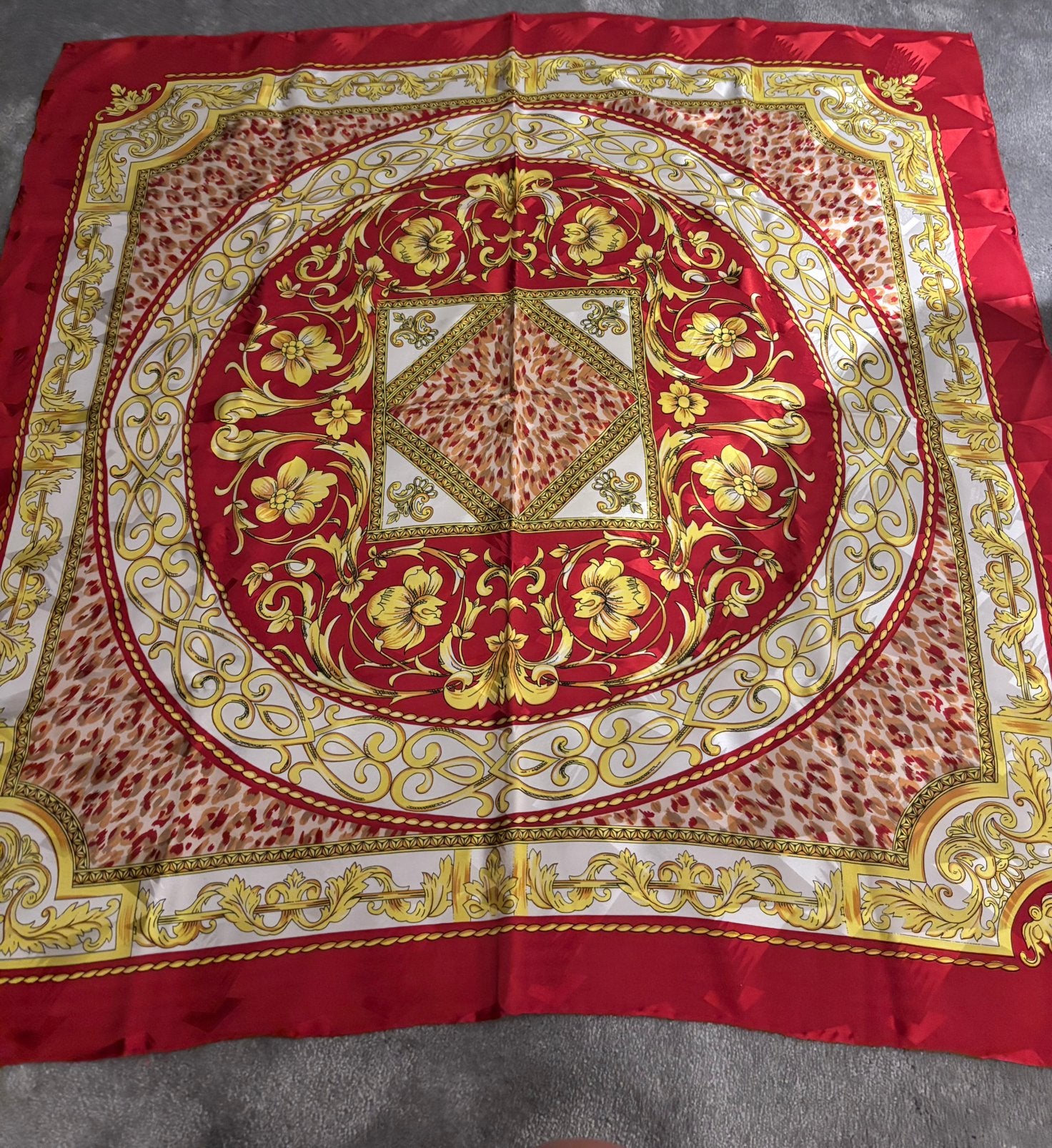 Prachtige vierkante barok sjaal 85x85 cm – Rood & Goud, Kleding | Dames, Ophalen of Verzenden, Zo goed als nieuw, Maat 46/48 (XL) of groter