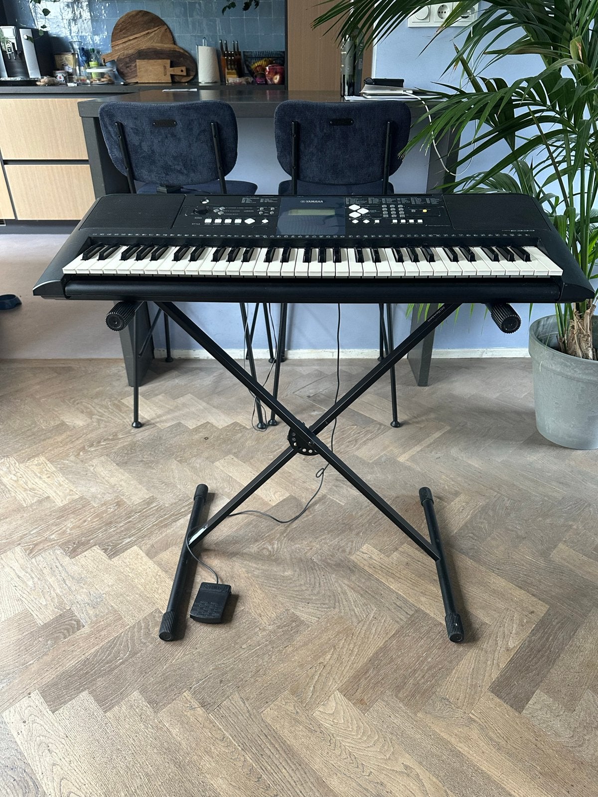 Yamaha PSR-E333 Keyboard met standaard en pedaal, Muziek en Instrumenten, Keyboards, Ophalen, Yamaha, Aanslaggevoelig, 61 toetsen