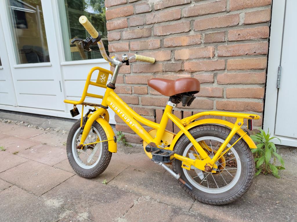SuperSuper kinderfiets geel met voordrager, Fietsen en Brommers, Ophalen, Terugtraprem, Gebruikt, Minder dan 16 inch