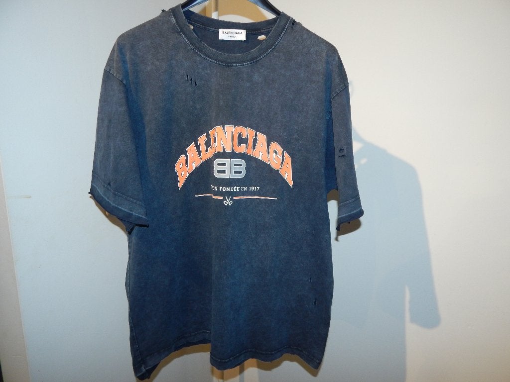 Balenciaga Maison Fondée en 1917” distressed T-shirt Unisex, Grijs, Gedragen, Balenciaga, Verzenden