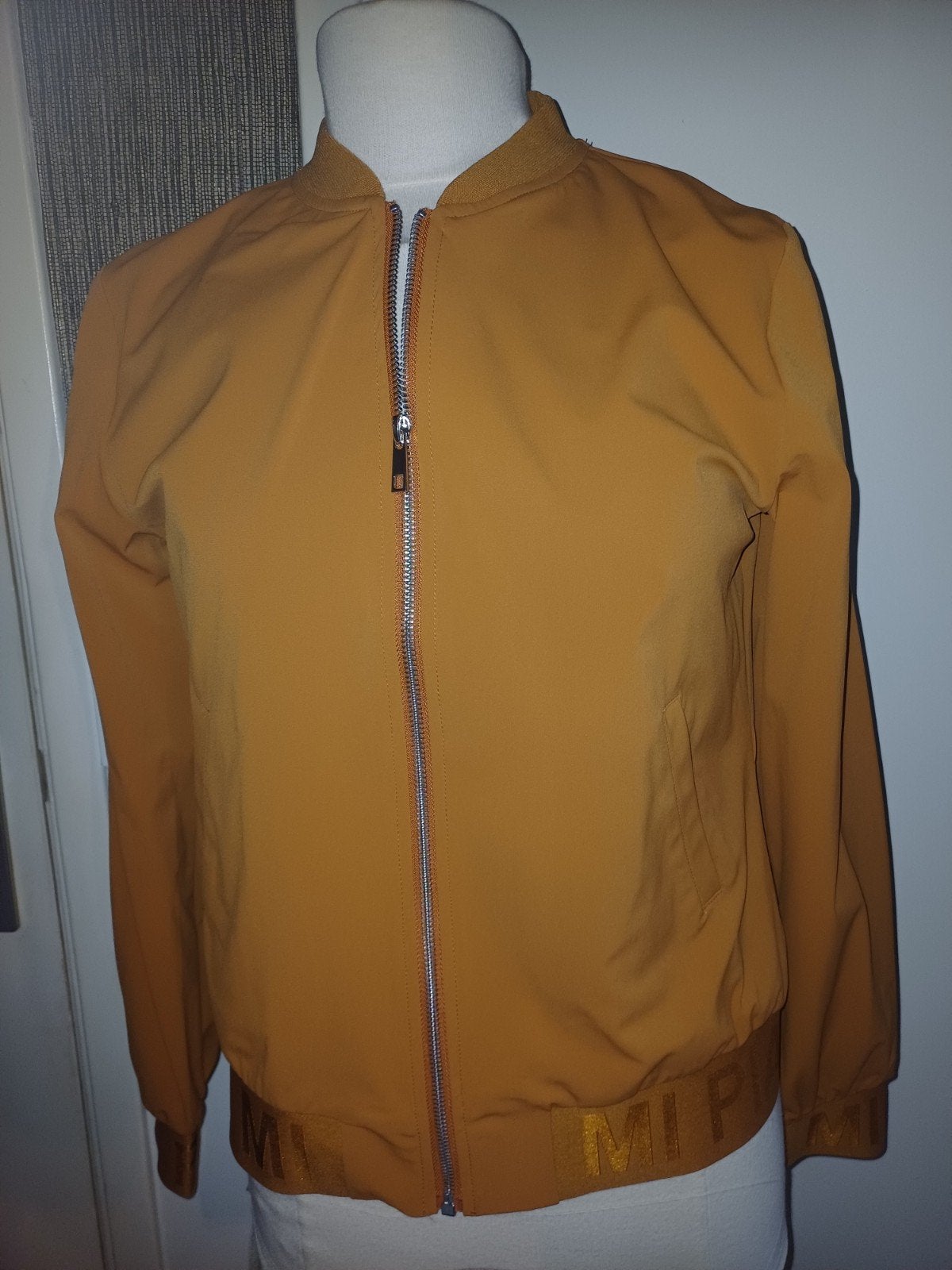 Mi Piace Travel Bomberjack met logoband - Curry, Maat M, Maat 38/40 (M), Nieuw, Ophalen of Verzenden, Jasje