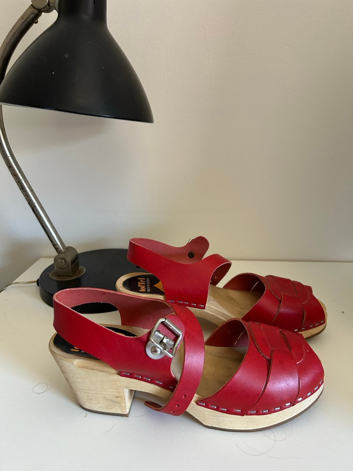 Hasbeens toffel rood houten klompje nieuw maat 39 nieuw, Ophalen of Verzenden, Nieuw, Rood, Sandalen of Muiltjes