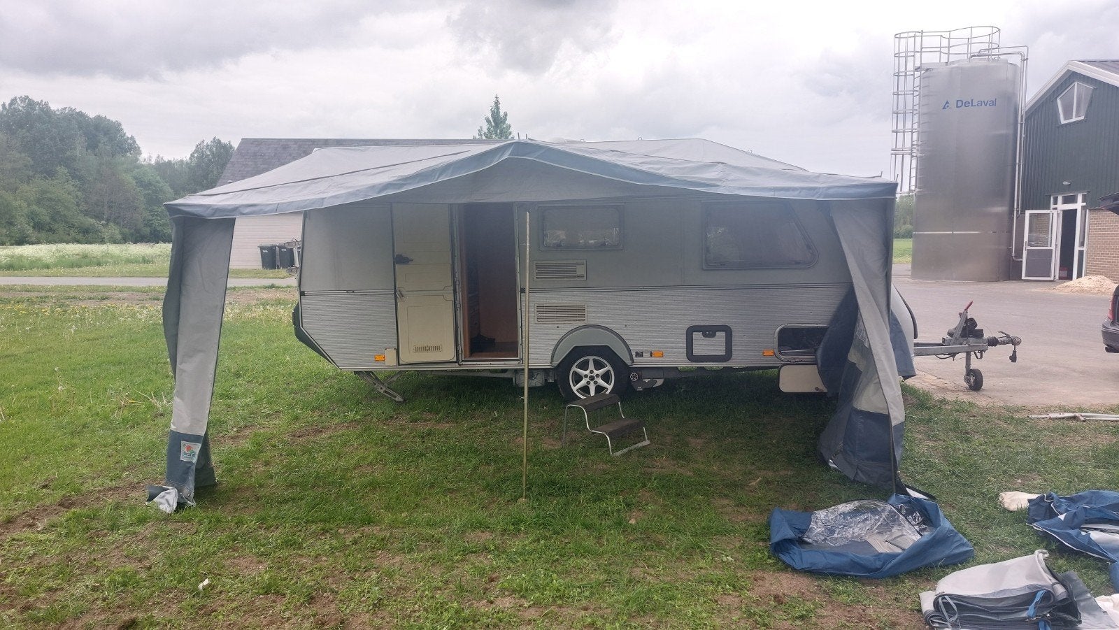 Brand Nevada voortent met slaapcabine, Ophalen