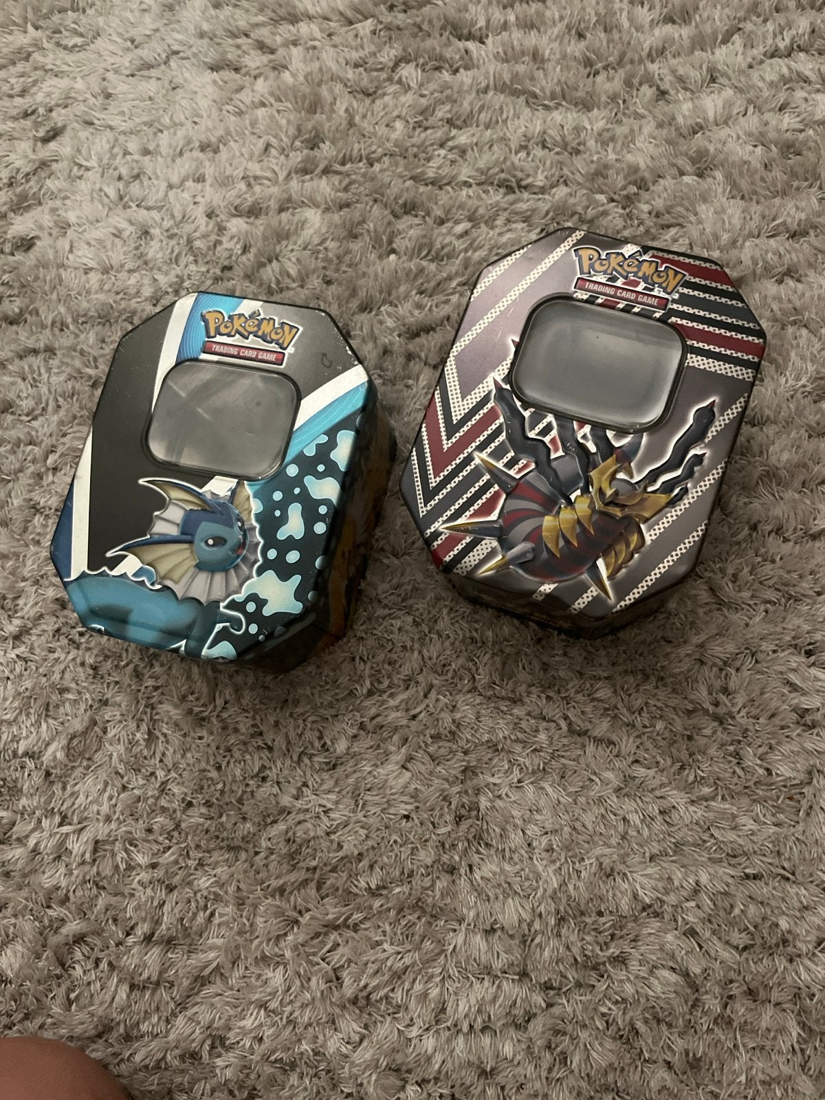 Lege Pokémon TCG blikken (Vaporeon & Giratina), Hobby en Vrije tijd, Verzamelkaartspellen | Pokémon, Ophalen, Gebruikt, Overige typen