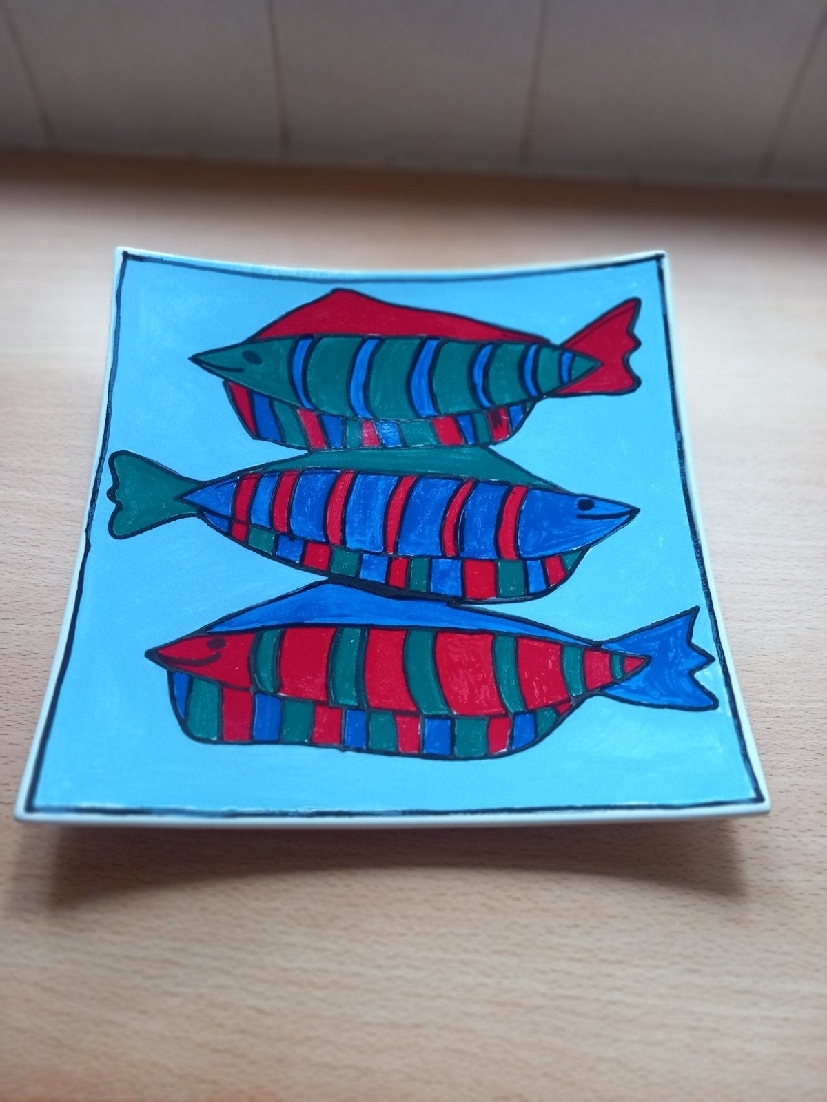 creatief aardewerk bord. Drie vissen ., Huis en Inrichting, Keuken | Servies, Ophalen, Aardewerk, Overige stijlen, Bord(en)