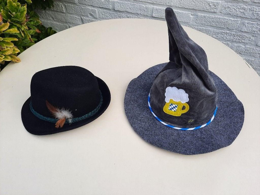 2 OKTOBERFEEST HOEDEN, Overige maten, Ophalen of Verzenden, Accessoires, Overige thema's